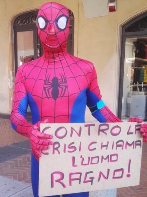 Lotta alla crisi, ecco l’Uomo Ragno 