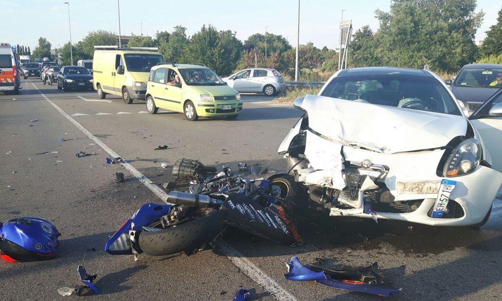 Schianto: ferito un motociclista
