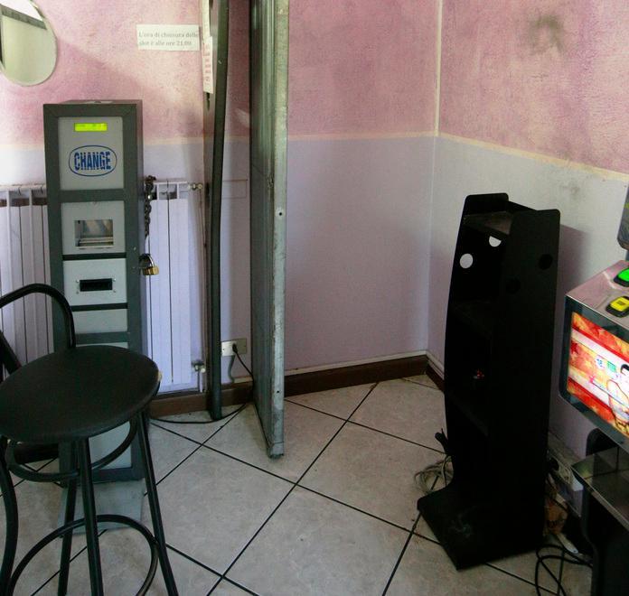 Due bar depredati della slot in una notte 