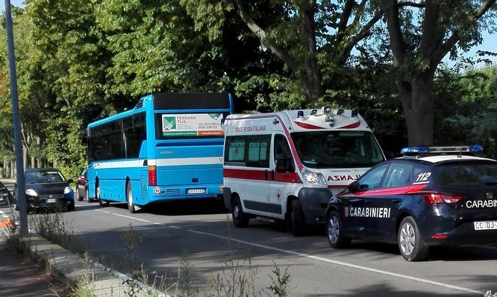 Scende dal pullman e ha un malore 