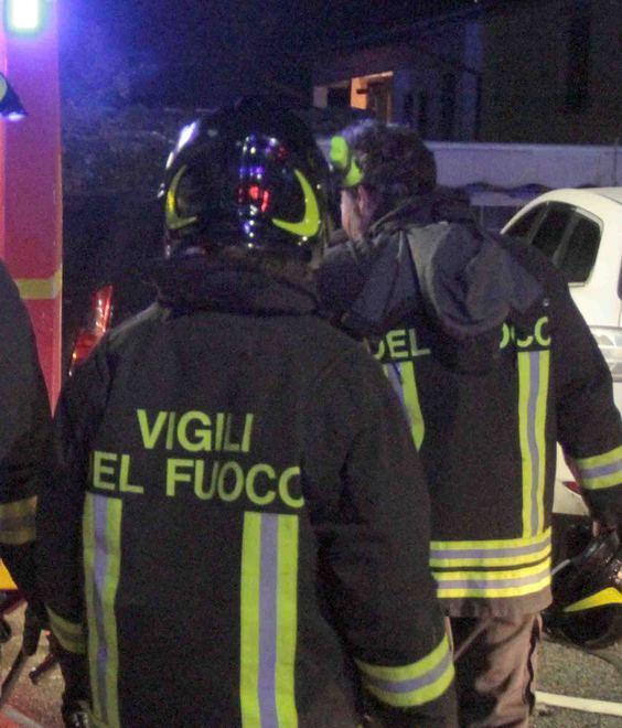 Incendio doloso di un’auto in via Canalbianco