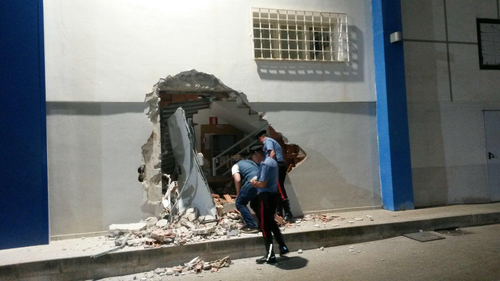 Il varco aperto con una ruspa sul muro di Trony (foto Luciano Onnis)