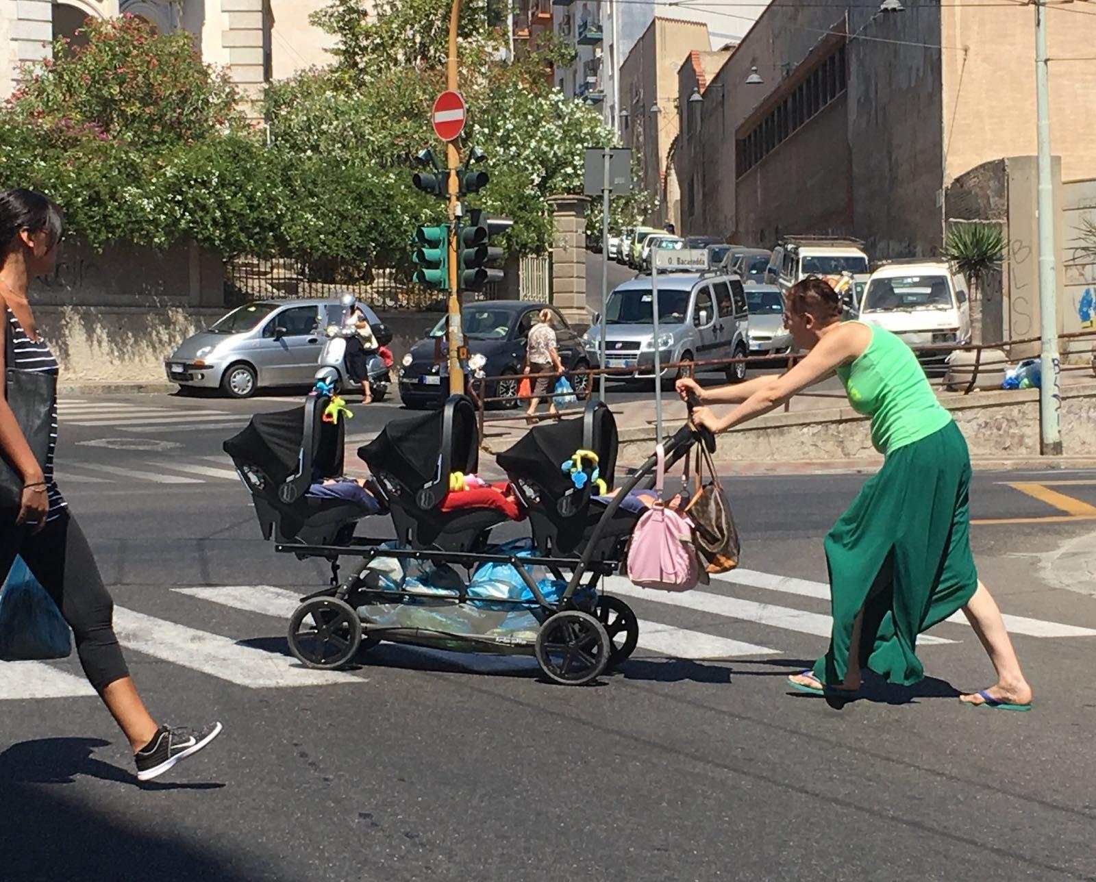 Il superpasseggino davanti al mercato di San Benedetto (foto Mario Rosas)