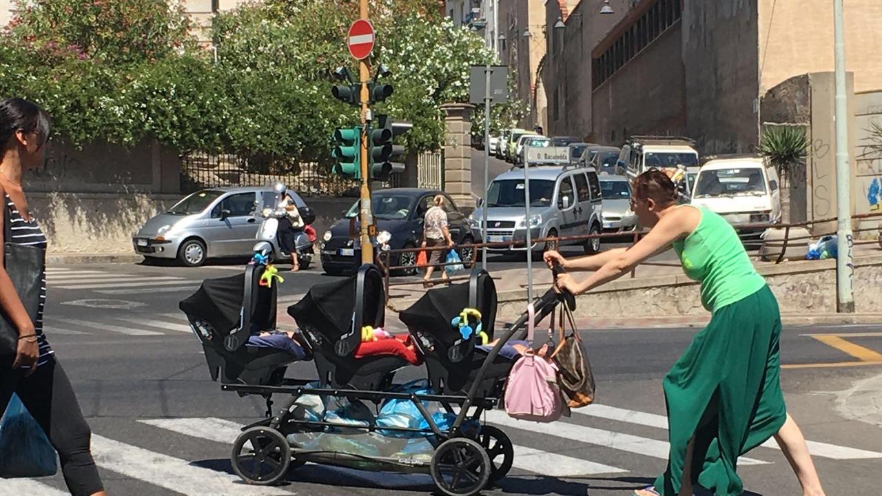 Il superpasseggino davanti al mercato di San Benedetto (foto Mario Rosas)