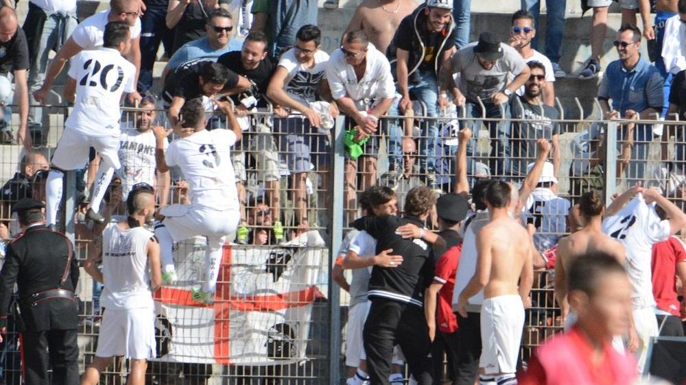 La festa dell'Olbia dopo lo spareggio vinto contro la Torres