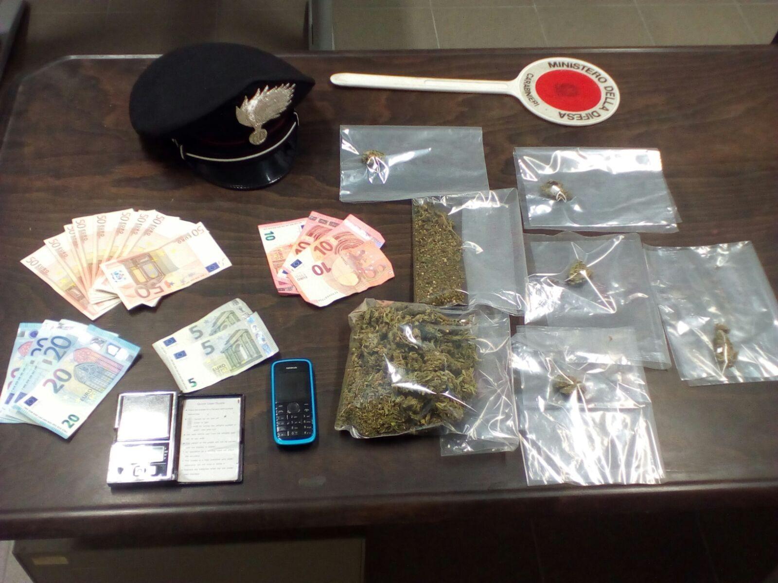 La droga e il materiale sequestrato dai carabinieri