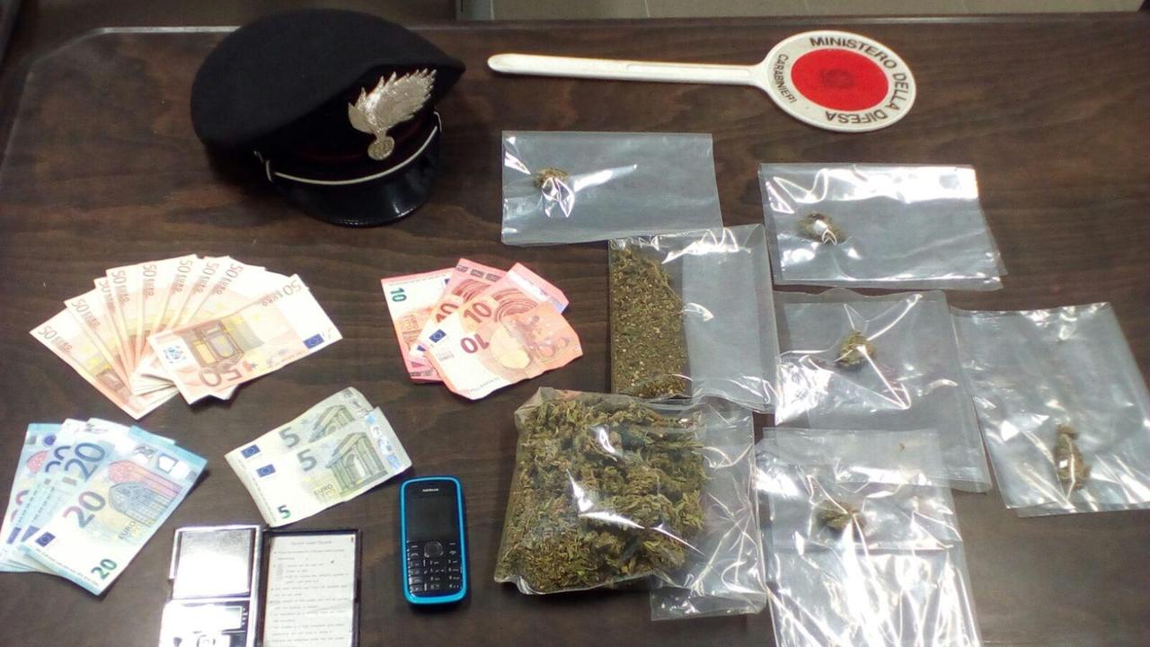 La droga e il materiale sequestrato dai carabinieri