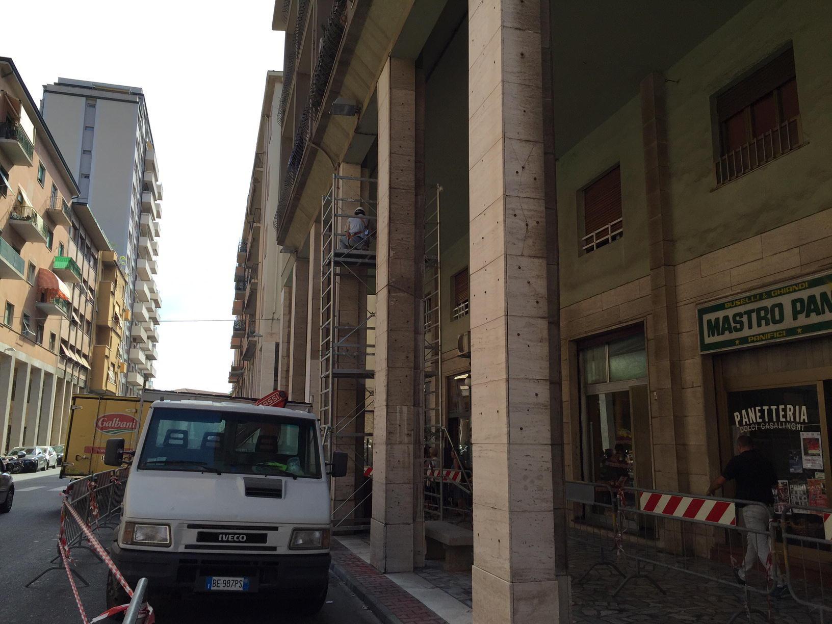 Prime colonne pulite sotto i Portici di via Petrarca 
