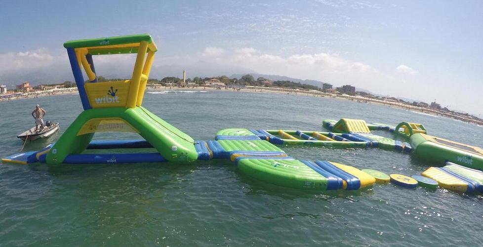 Brividi gonfiabili: a Lido arriva il parco in acqua 