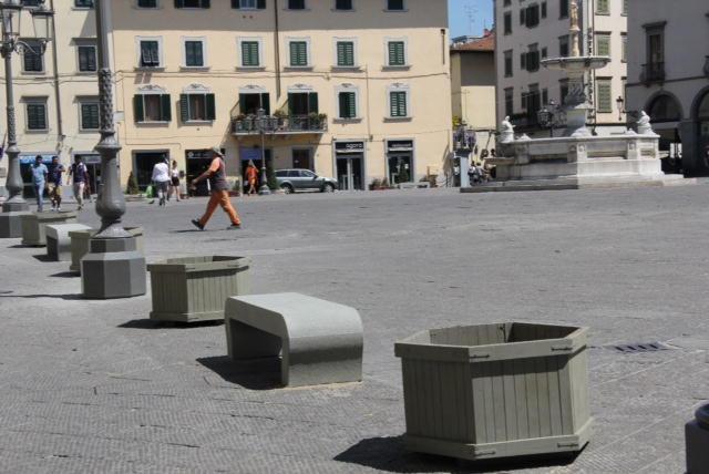 Le nuove panchine in piazza del Duomo (foto Batavia)