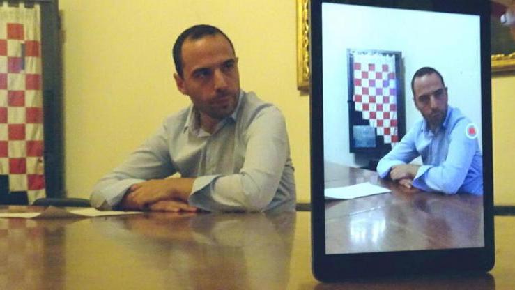 Il sindaco Samuele Bertinelli durante la conferenza stampa (Foto Gori)