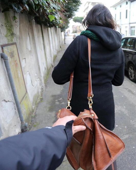 Due donne scippate, una ferita 
