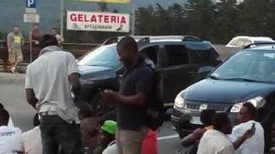 Abetone, i profughi bloccano la strada per protesta