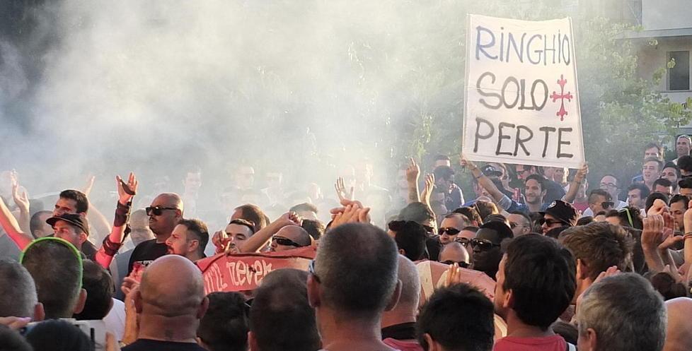 Tifoseria in rivolta contro i “romani”: salta l’amichevole 