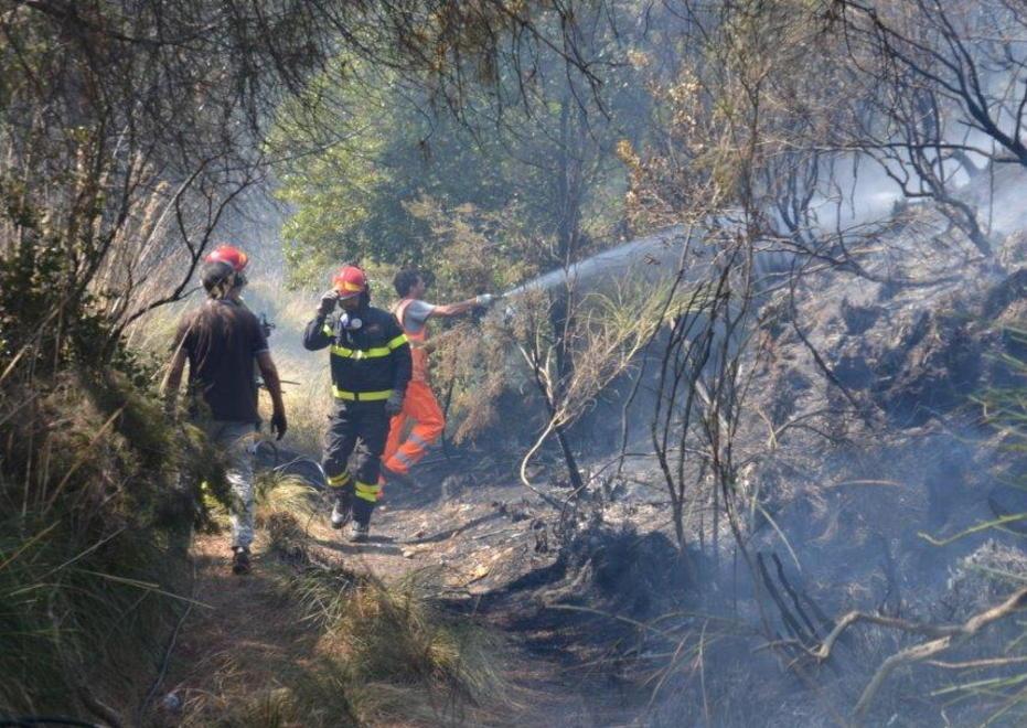 Doppio incendio alla galleria di Punta Ala 