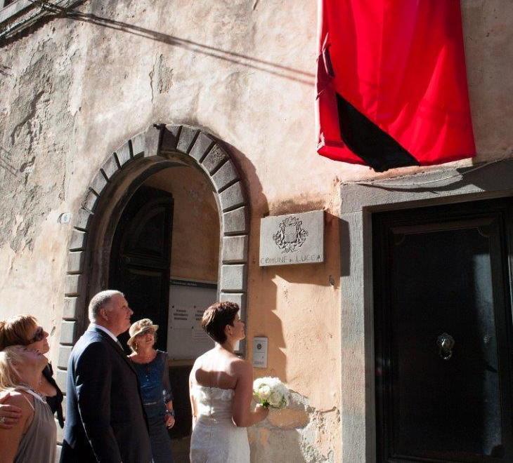 Bandiere a lutto e cordoglio per i familiari 