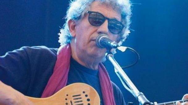 Eugenio Bennato canta in piazza