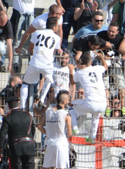 I giocatori cdell'Olbia in festa con i tifosi all'Acquedotto dopo il successo sulla Torres