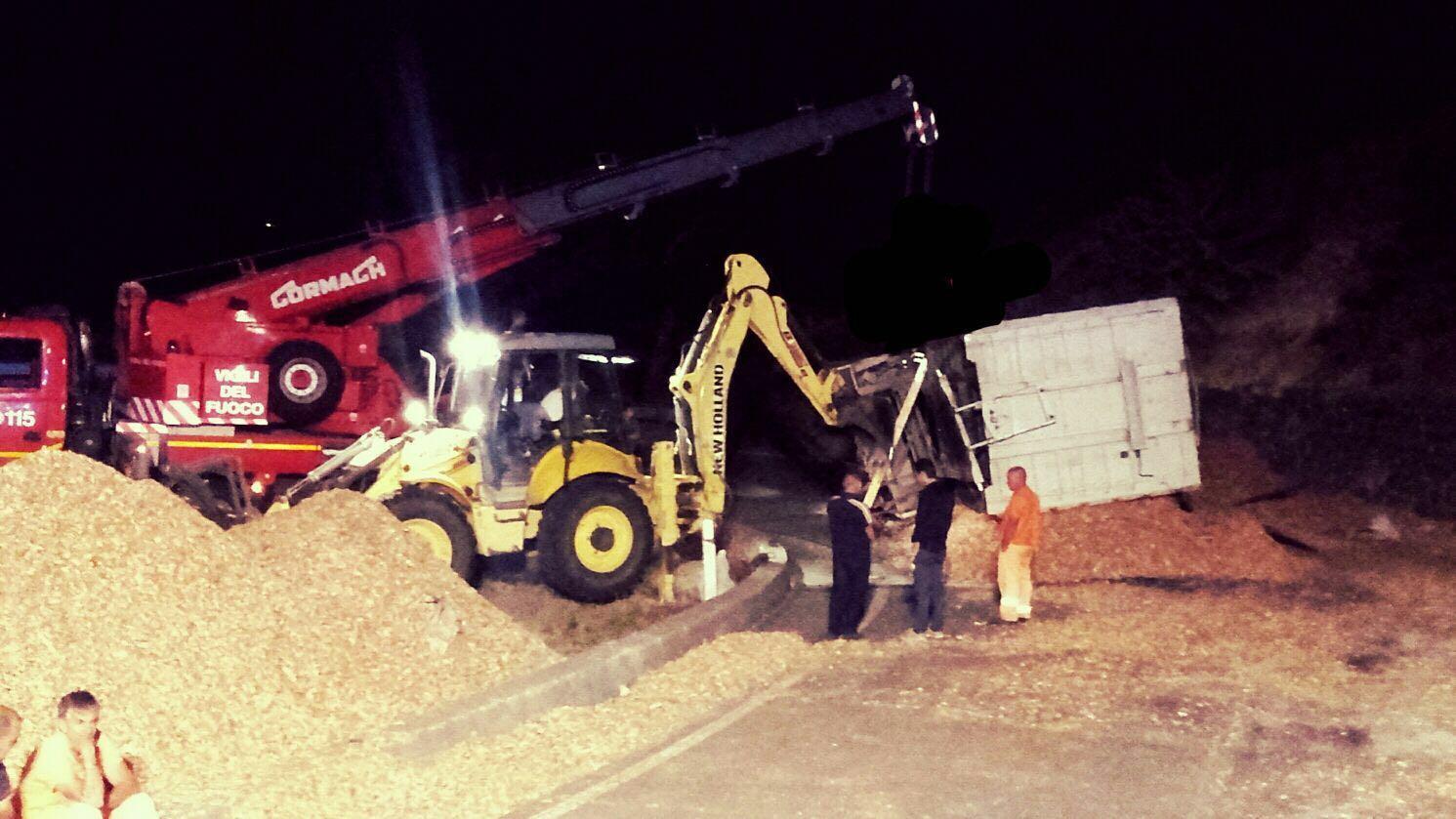 L'autocarro ribaltato sulla 115