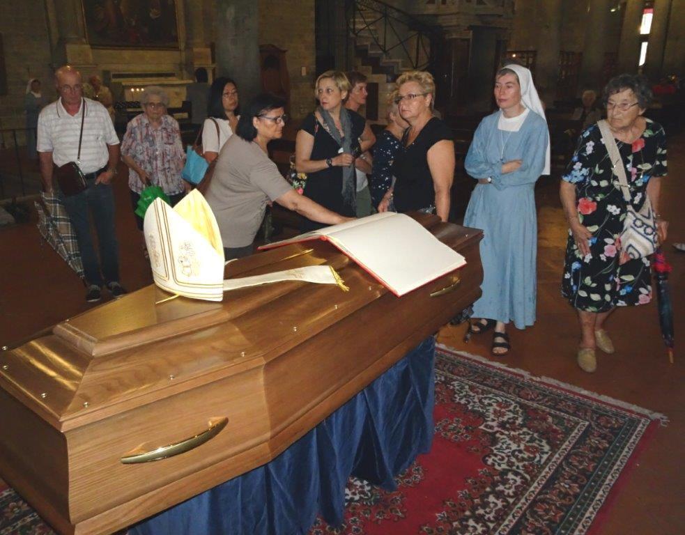 L'omaggio dei fedeli a monsignor Mansueto Bianchi (Foto Lorenzo Gori)