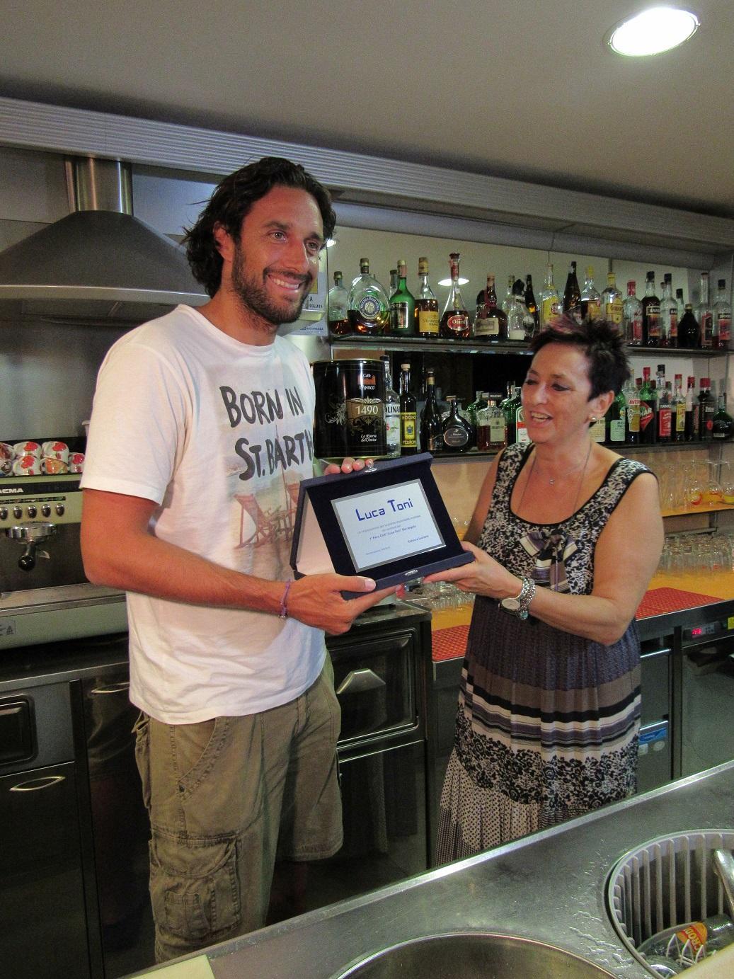 Serramazzoni, che festa per Luca Toni: "Bellissimo essere qui" 