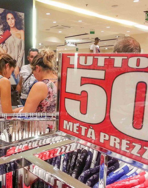 I saldi fanno flop, negozi vuoti: in Sardegna il calo sfiora il 50% 