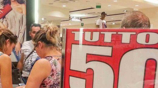 I saldi fanno flop, negozi vuoti: in Sardegna il calo sfiora il 50%