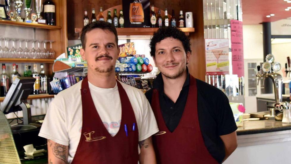 A sinistra Federico Giannini e Manuel Sacchi, i gestori del bar Le Tentazioni (Foto Agenzia Carlo Sestini)