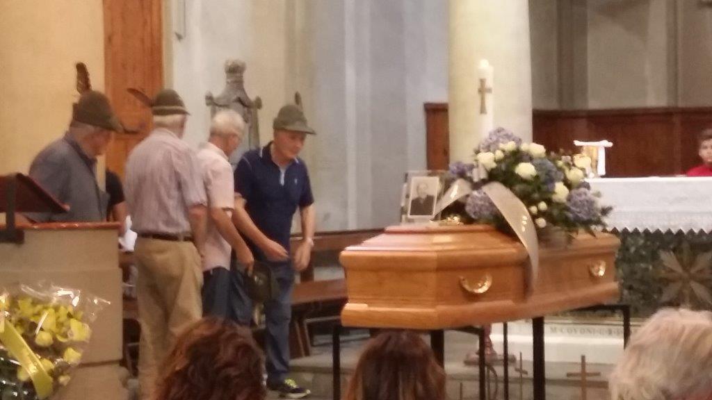 La bara con la salma di Paolo Bruni in chiesa e il picchetto degli alpini