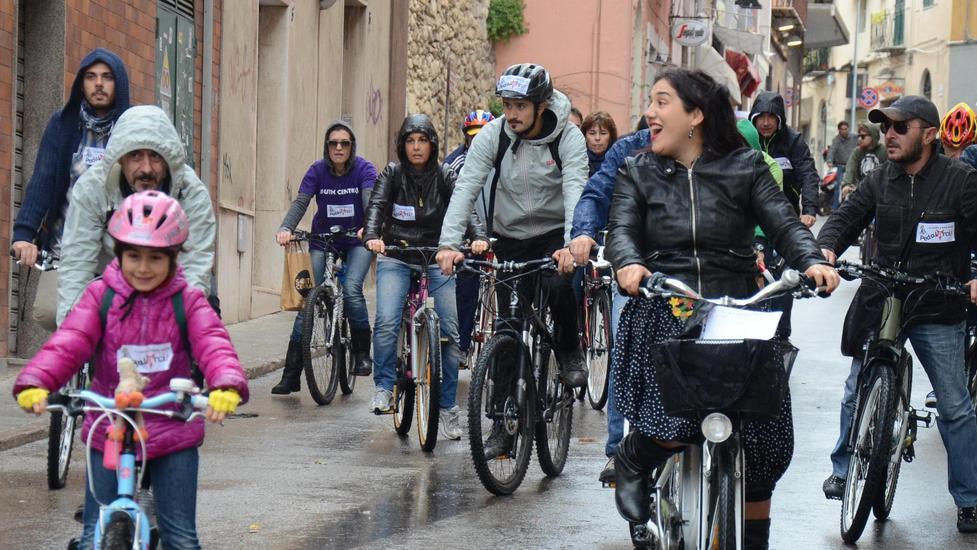 Sassari, il personale del Comune e i vigili al lavoro in bicicletta 