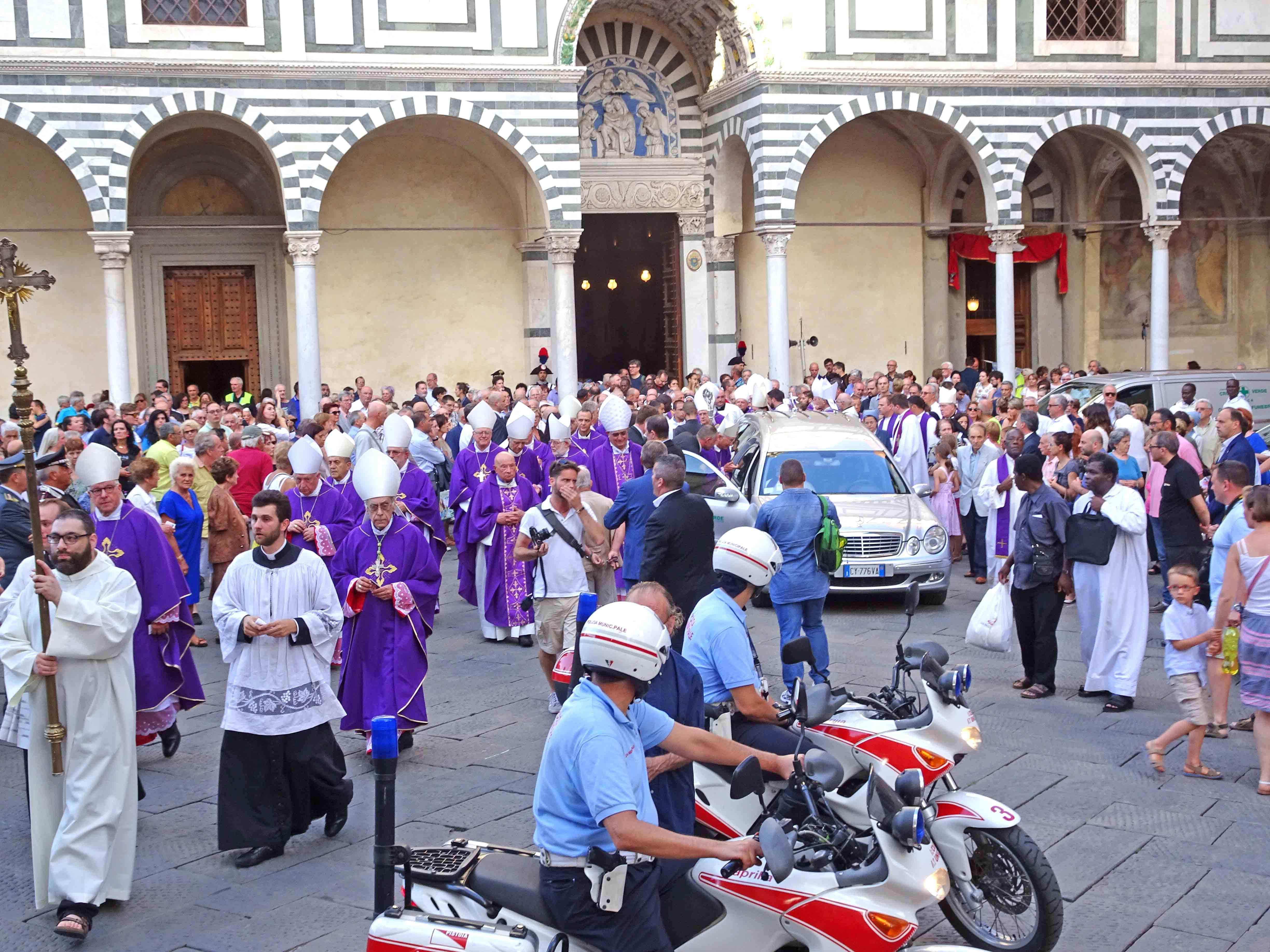 La folla all'esterno della cattedrale di San Zeno (foto Gori)