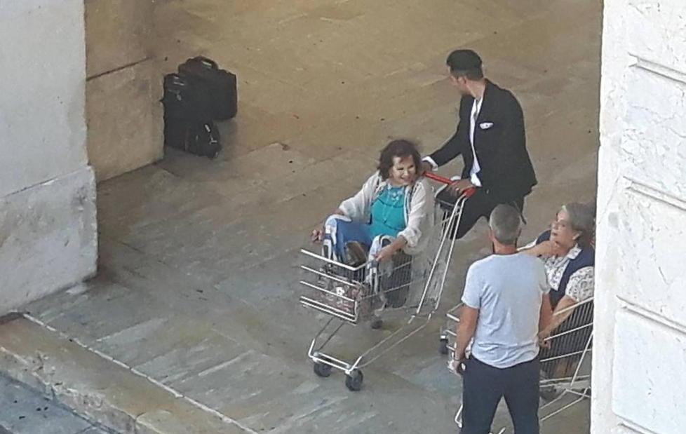 Eleganza e fascino, la Cardinale strega turisti e residenti 