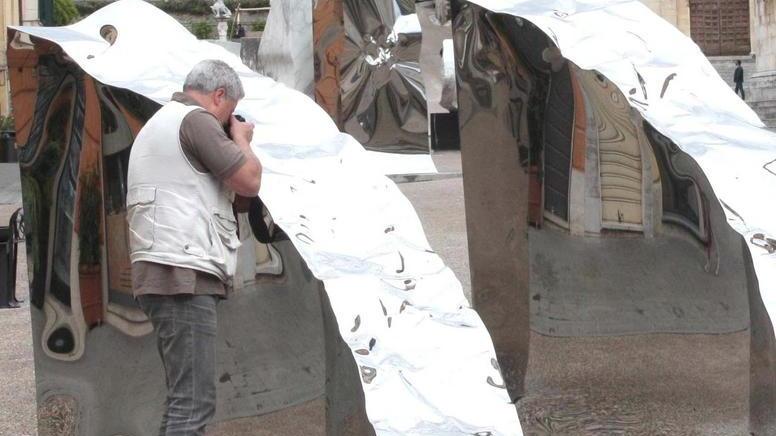 Sette sculture abbelliscono via San Francesco