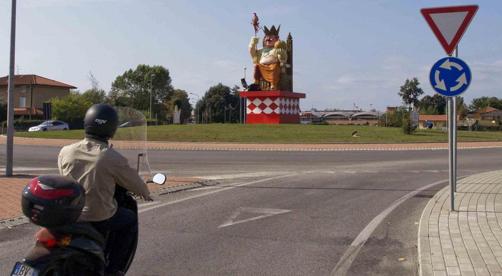 Torna la luce nelle rotatorie di Viareggio
