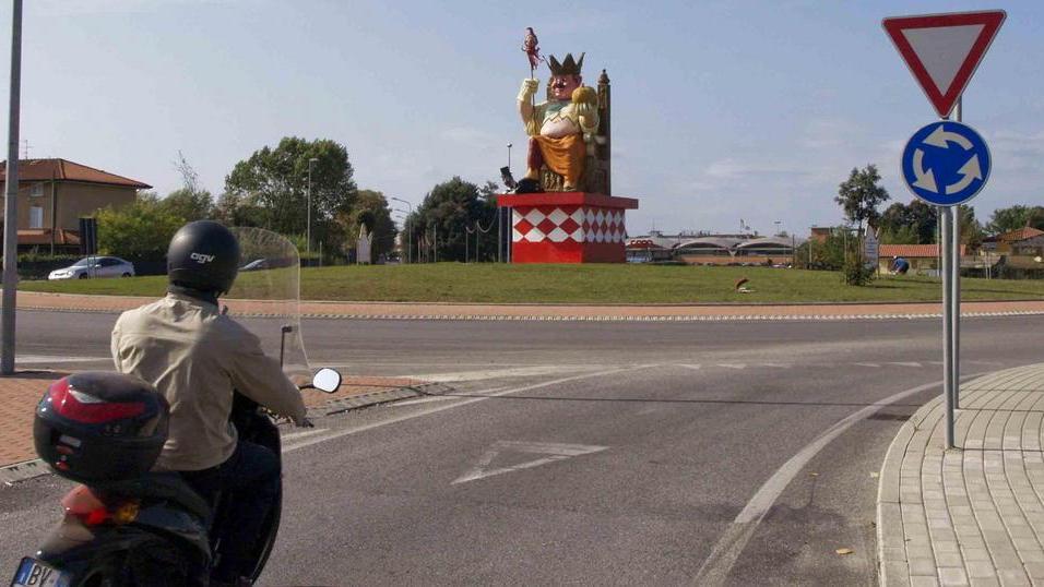 Torna la luce nelle rotatorie di Viareggio