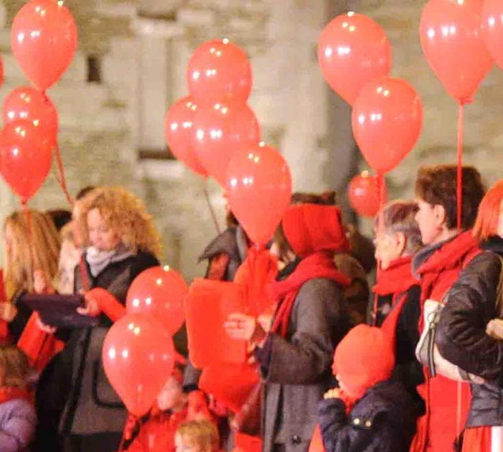 Palloncini rossi sulle Mura l’iniziativa di tre amiche 