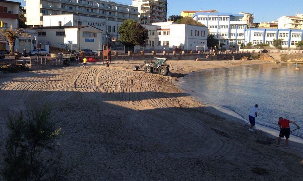 Ruspe e rastrelli per ripulire l’arenile dalla posidonia
