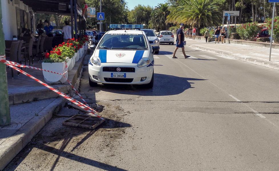 Bus sprofonda nell’asfalto donna finisce in ospedale 