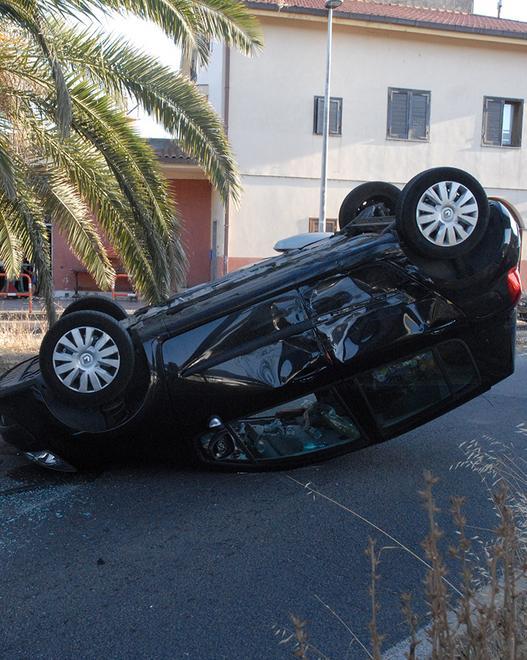 Auto si ribalta dopo l’urto il conducente in ospedale