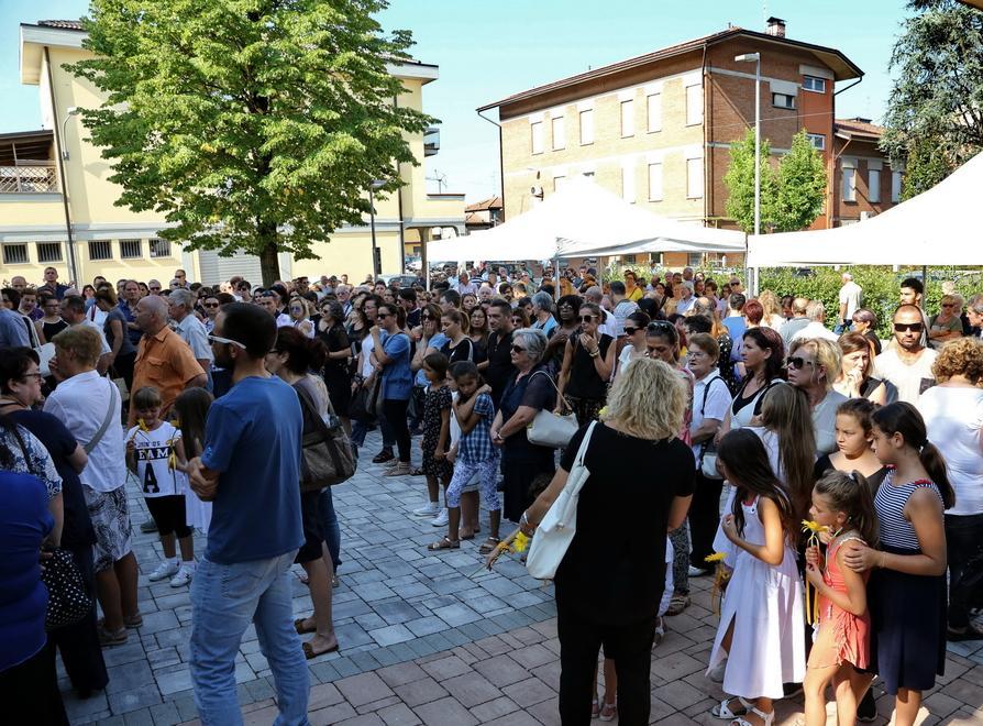 Rose gialle per l’addio a Maddalena Gilioli 
