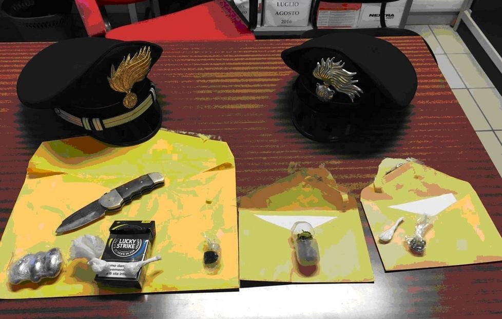 Arrestato mentre consegna la droga a due ragazze