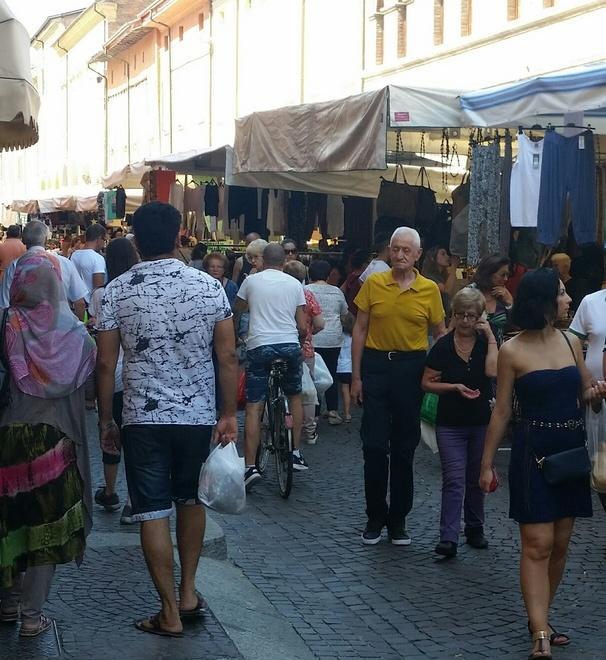 Mercato, la gente c’è ma con la crisi spende sempre meno 