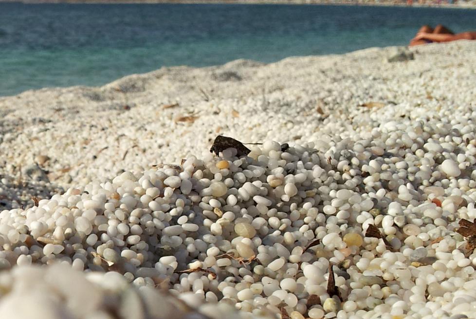 Dipinge la sabbia a Is Aruttas: turista denunciata 