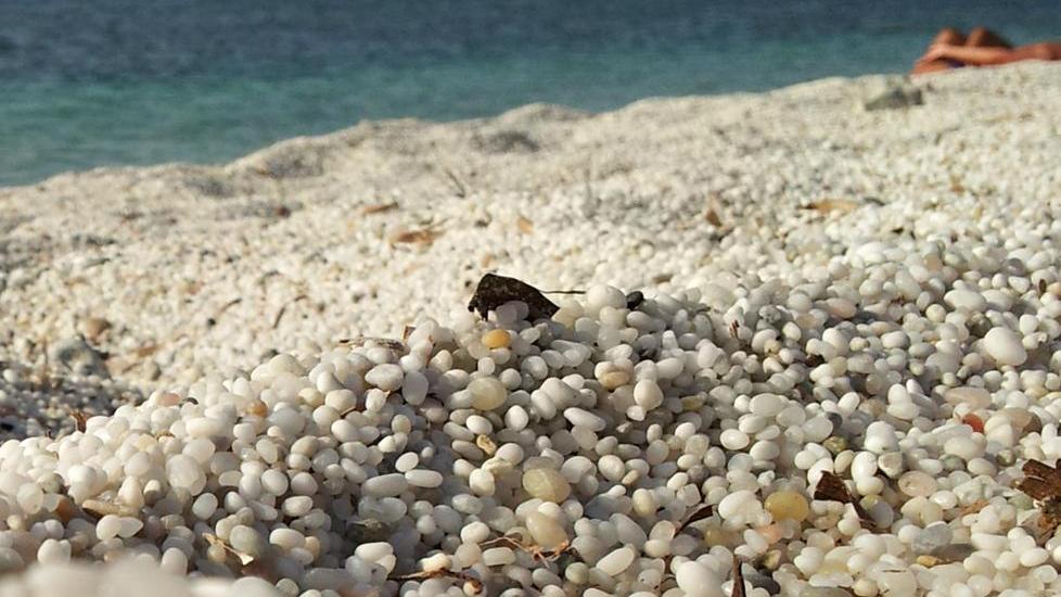 Dipinge la sabbia a Is Aruttas: turista denunciata 