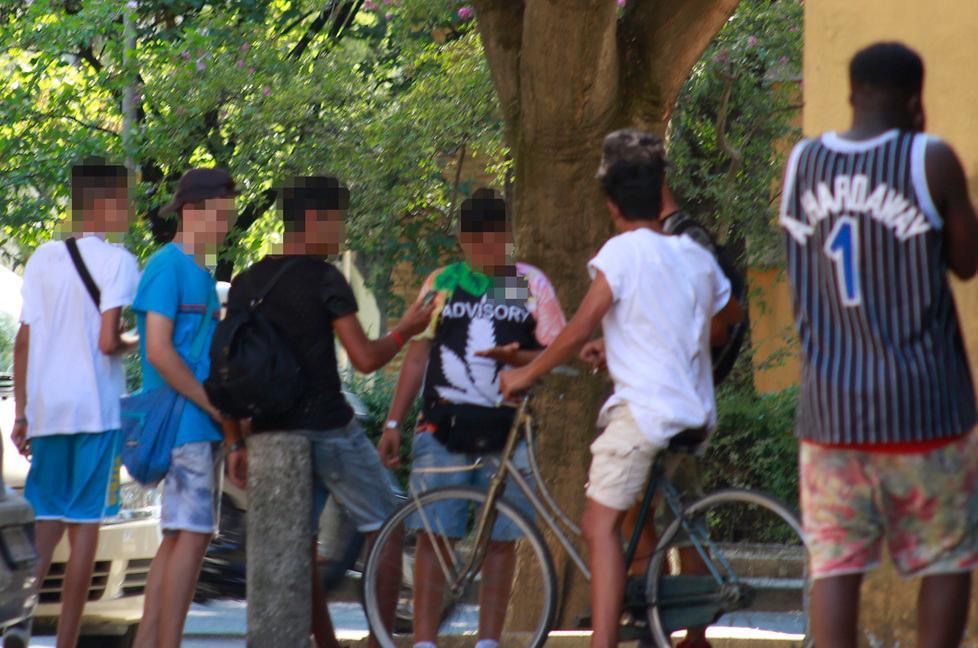 Modena, viale Crispi: ecco il bazar dello spaccio 