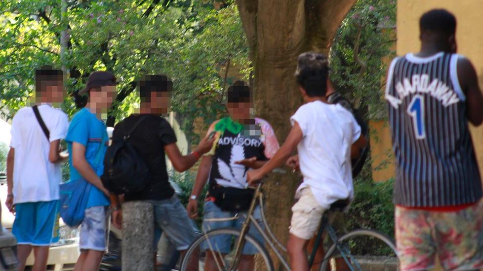 Modena, viale Crispi: ecco il bazar dello spaccio