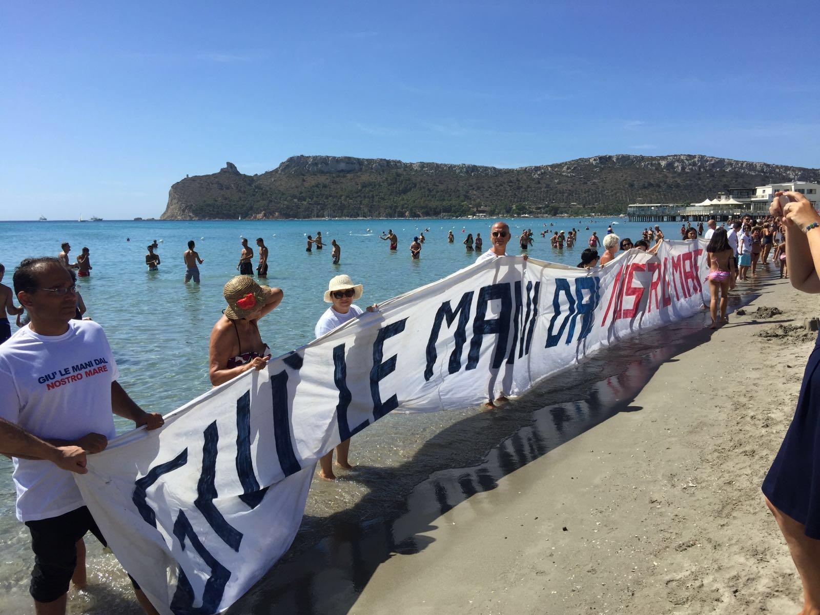 Flash mob al Poetto no trivelle (foto Mario Rosas)