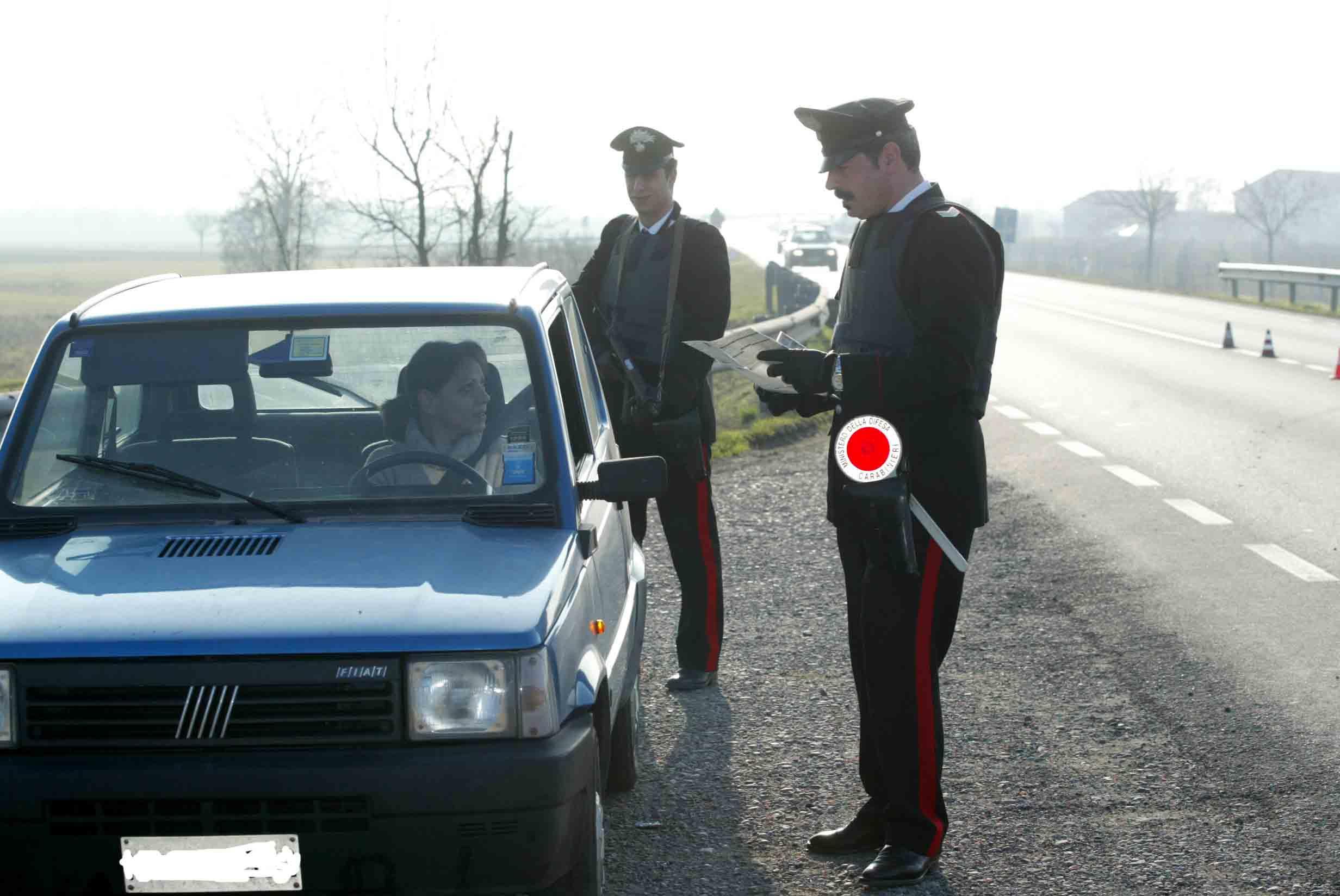 Droga e coltello in auto: denunciati due giovani