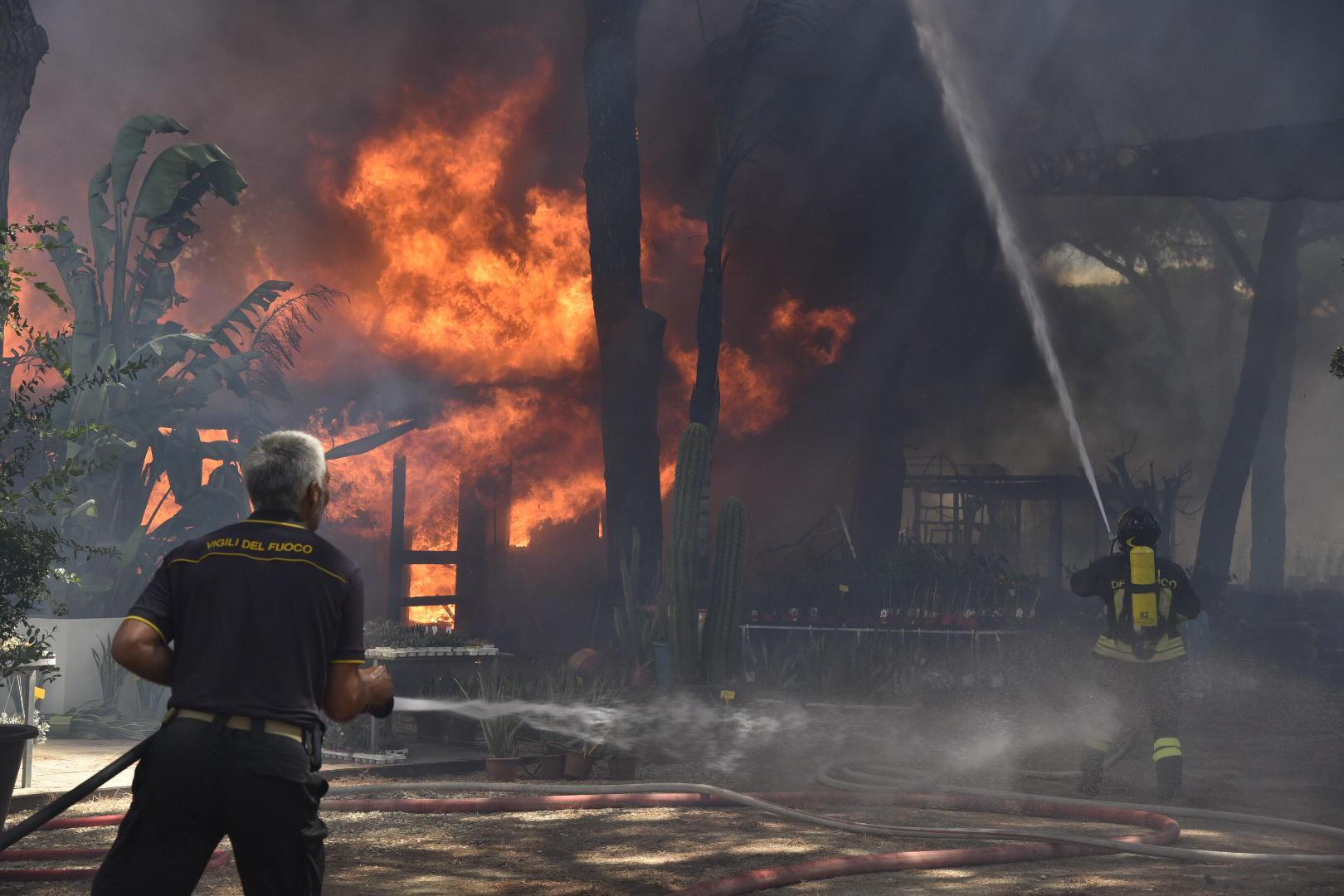 L'incendio a Principina (foto Bieffe)
