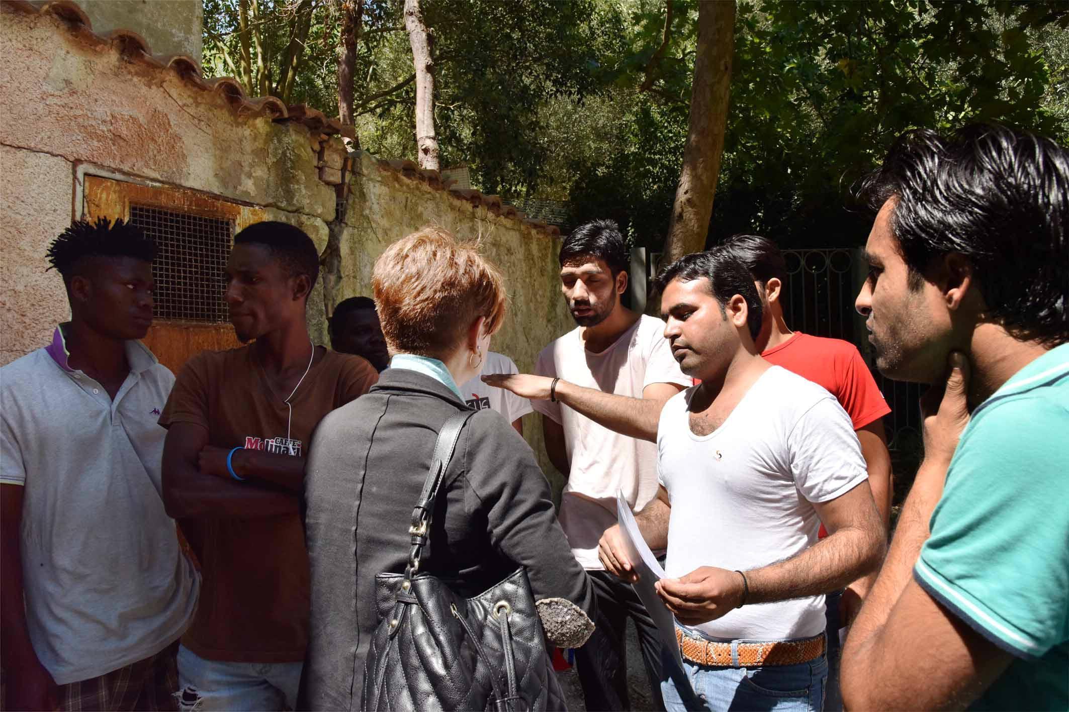 Gli ospiti di via Limitese che protestano (Foto Agenzia Carlo Sestini)
